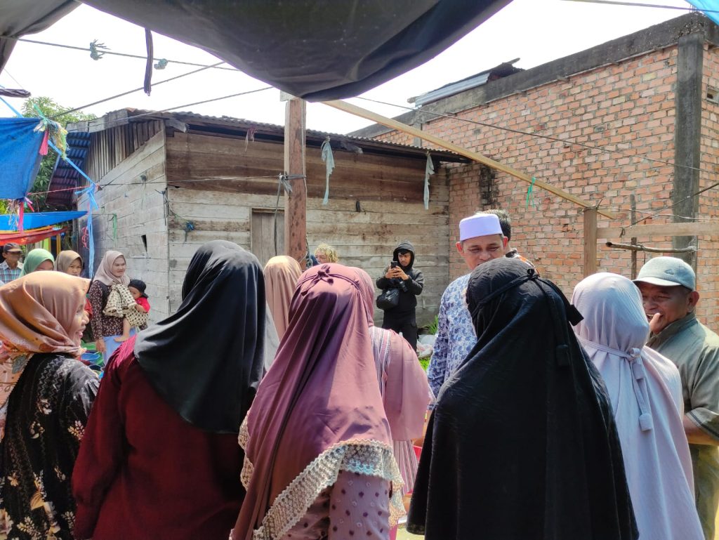 Ket Foto: Cabup Inhil H Herman melaksanakan kegiatan kampanye blusukan ke pasar, Selasa (22/10/2024).
