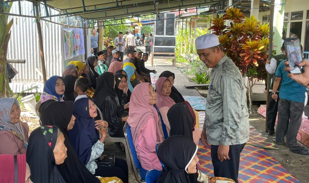 Ket foto: Kampanye dialogis di Kecamatan Gaung, Haji Herman berdialog dengan warga mengenai percepatan pembangunan infrastruktur serta perbaikan perekonomian Masyarakat.