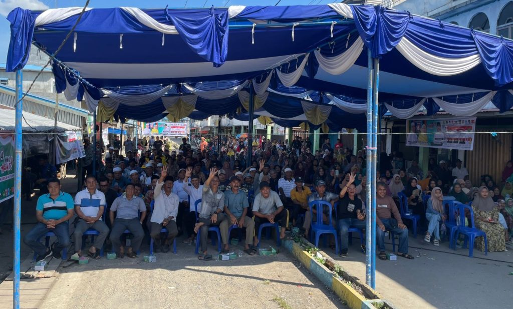 Ket foto: Haji Herman saat berdialog bersama ribuan warga Desa Belantaraya di sesi kampanye dialogis, Sabtu (26/10/2024).
