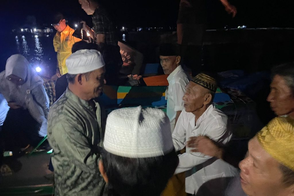 Ket foto: Haji Herman Calon Bupati Inhil saat disambut oleh Tokoh Masyarakat dan warga Kelurahan Kuala Lahang, Sabtu (26/10/2024).