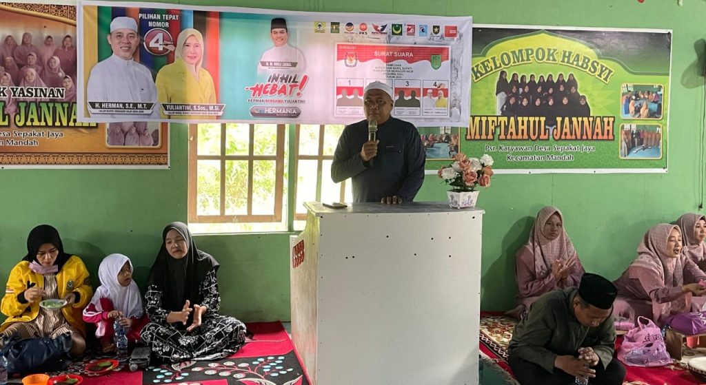 Ket foto: Haji Zainal Tokoh Masyarakat Dusun II Karyawan Desa Sepakat Jaya saat kata sambutan di kampanye dialogis Calon Bupati Inhil Haji Herman, Kamis (31/10/2024).