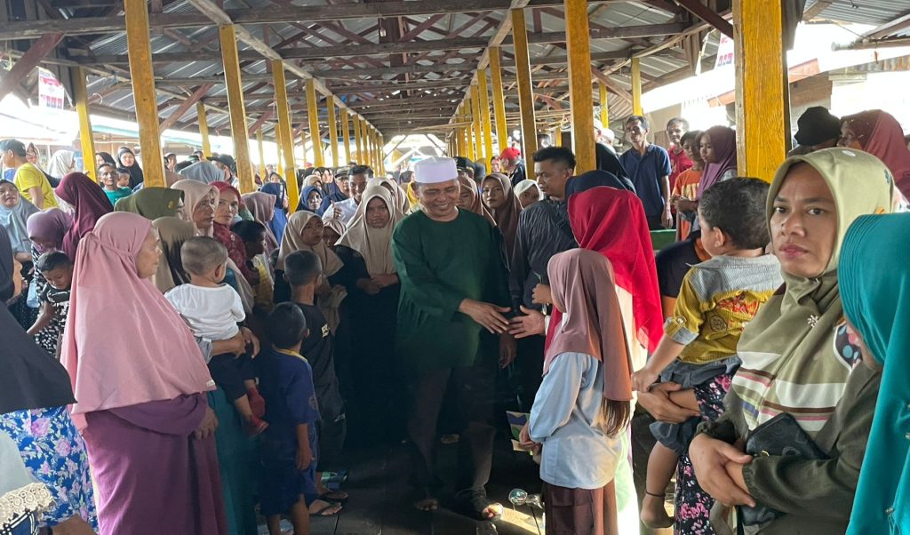 Ket Foto: H Herman saat tiba di lokasi kampanye dialogis di Desa Tokolan, kamis (31/10/2024)