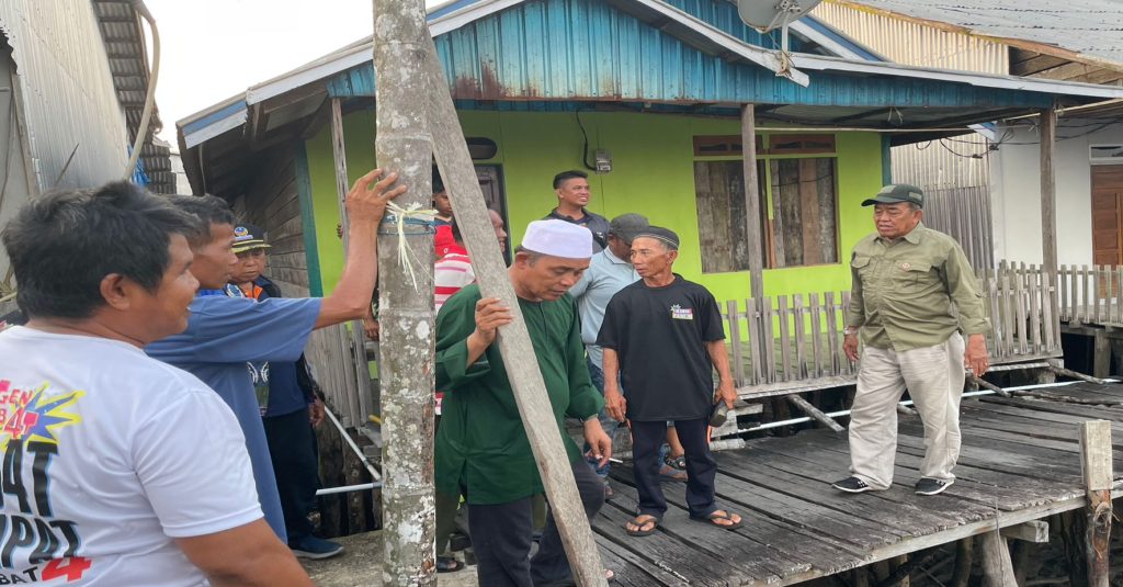 Ket foto: Haji Herman bersama Masyarakat Dusun Tokolan Desa Batang Tumu saat melihat kondisi jalan jerambah, Kamis (31/10/2024).