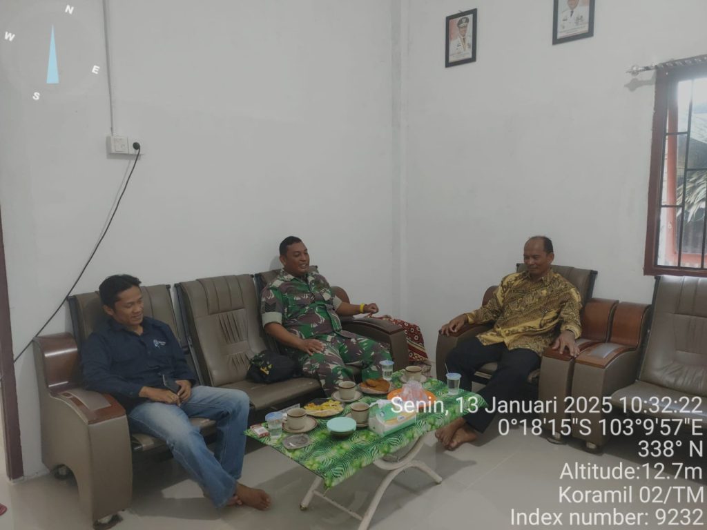 Serma Boy R Sitompul melaksanakan kegiatan komunikasi sosial bersama kepala desa di wilayah binaan