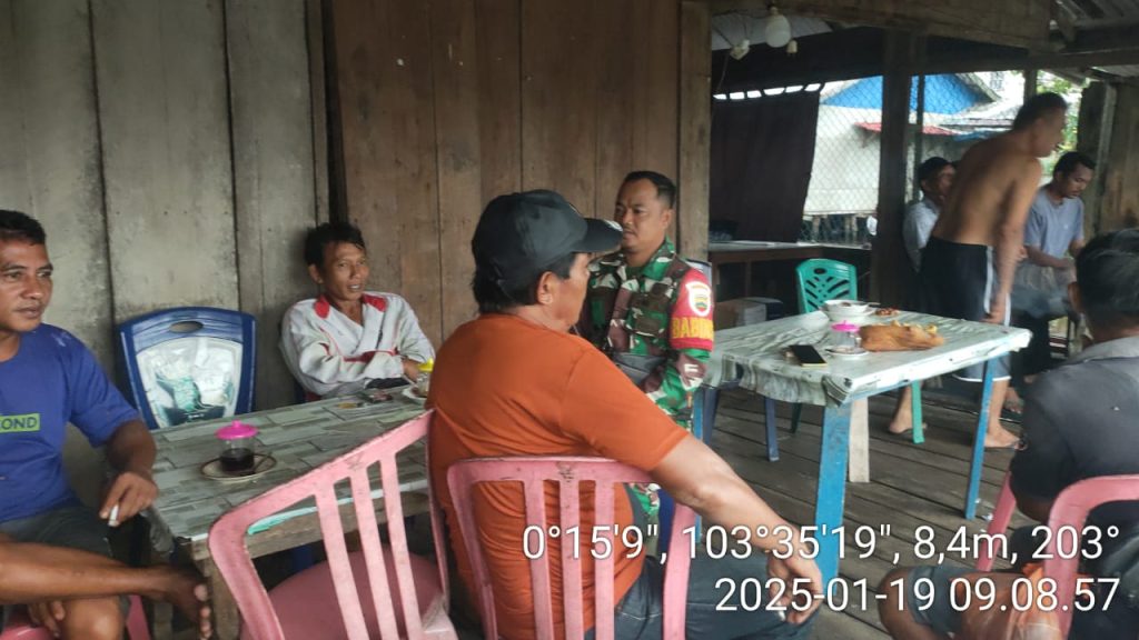 Serda Candra Bastian Babinsa Koramil 10/Pelangiran saat melaksanakan kegiatan komunikasi sosial dengan warga binaan, Ahad (19/01/2025)
