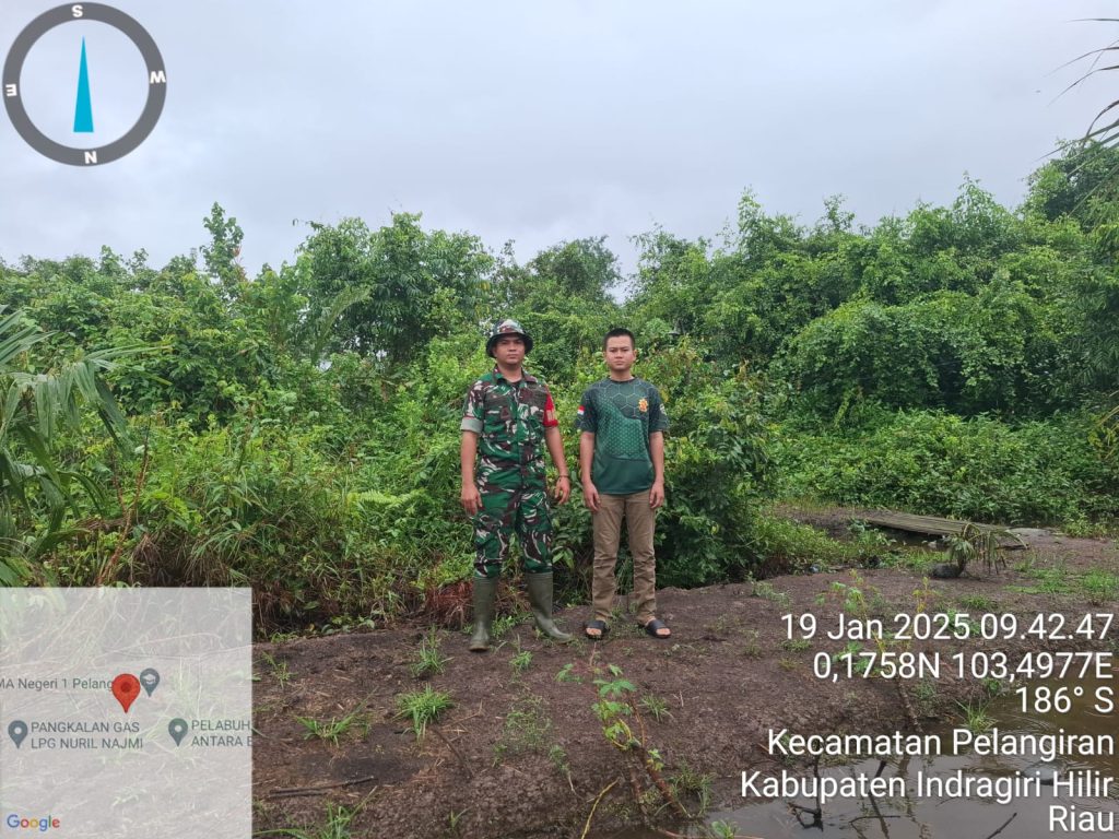 Pratu Muhklis saat memberikan edukasi kepada masyarakat tentang pentingnya menjaga wilayah terhadap karhutla, ahad (19/01/2025)