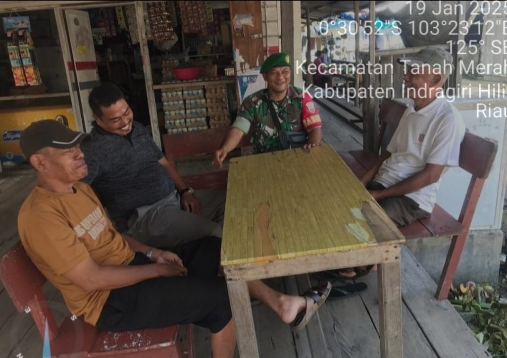 Serka P Siregar saat melaksanakan kegiatan komunikasi sosial bersama warga binaan disalah satu Kedai kopi, Ahad (19/01/2025).