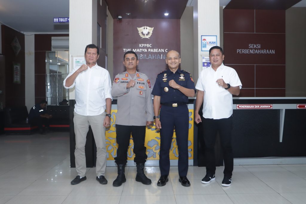Kapolres Inhil AKBP Farouk Oktora saat berkunjung ke kantor Bea Cukai Tembilahan